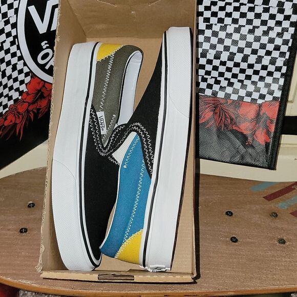 New Vans Classic Slip On Zig Zag Multi / True White Size Women's 5 - Picture 2 of 9